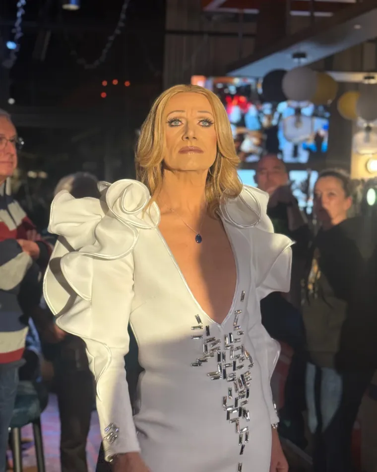 Artiste en tenue de scène blanche à volants, pendant une soirée dans la salle
