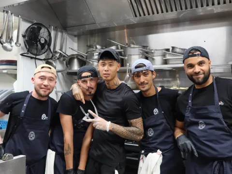 La brigade du Rosa Louise en tabliers noirs, dans la cuisine du restaurant
