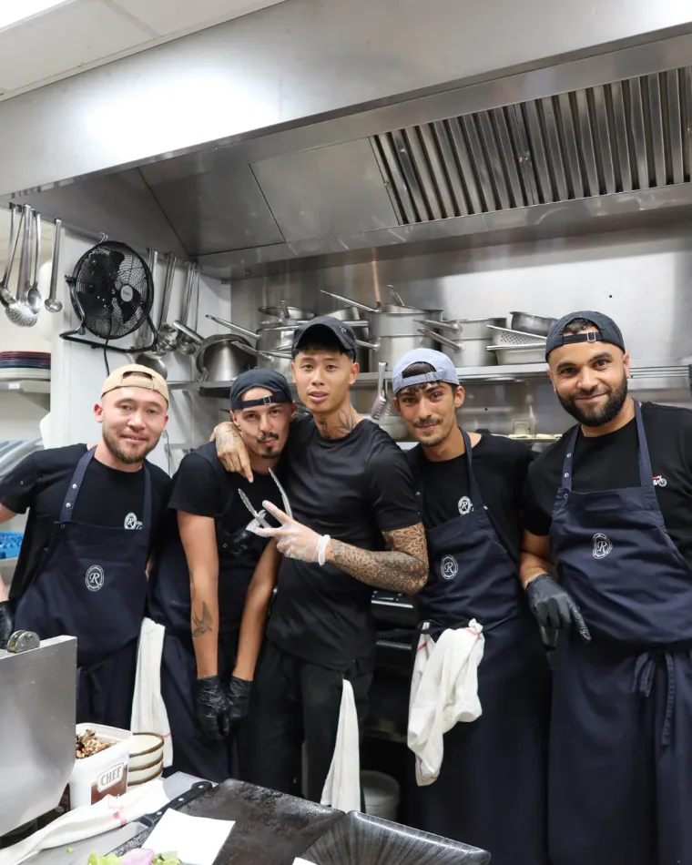 La brigade du Rosa Louise en tabliers noirs, dans la cuisine du restaurant