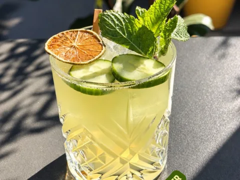 Cocktail Sweet Cucumber garni de concombre, de menthe fraîche et d'un citron séché