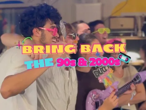 Visuel « Bring back the 90s & 2000s » : des fêtards en lunettes fluo, guitare gonflable à la main